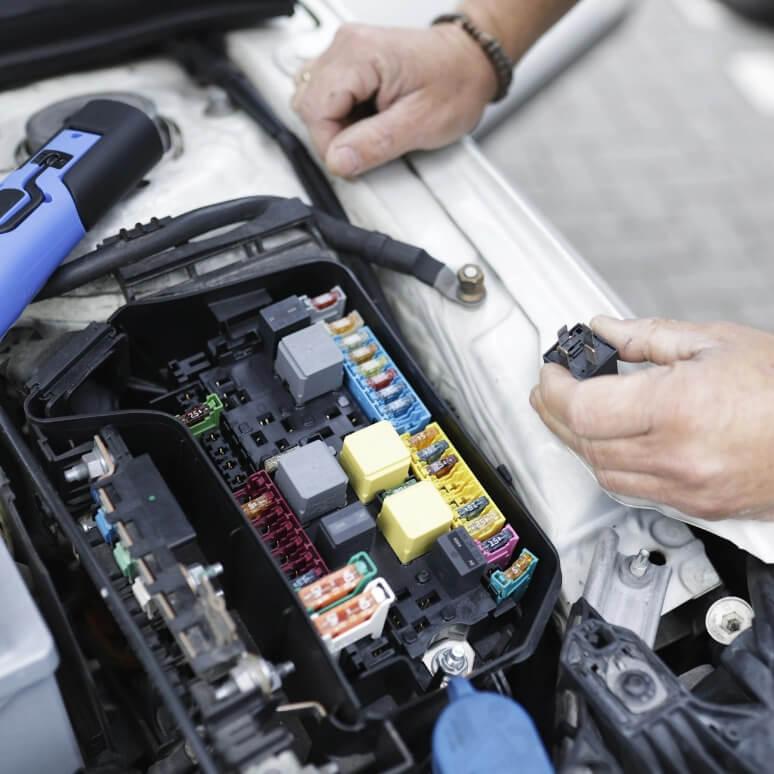 usługa naprawa system&oacute;w elektronicznych